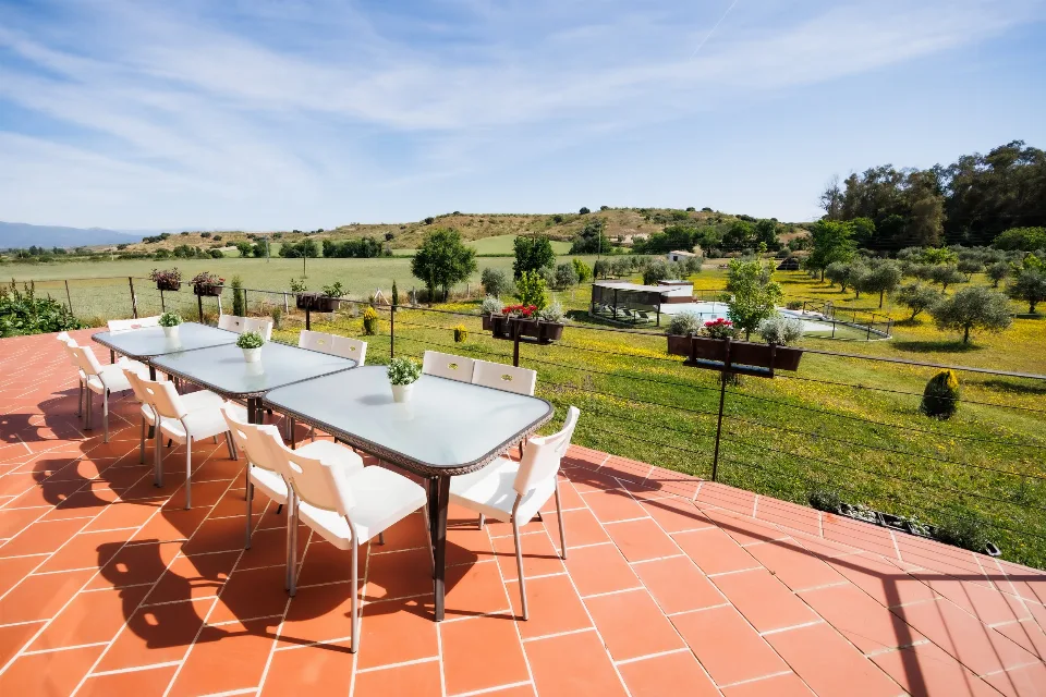 Table on the terrace with views of the Sierra de San Vicente